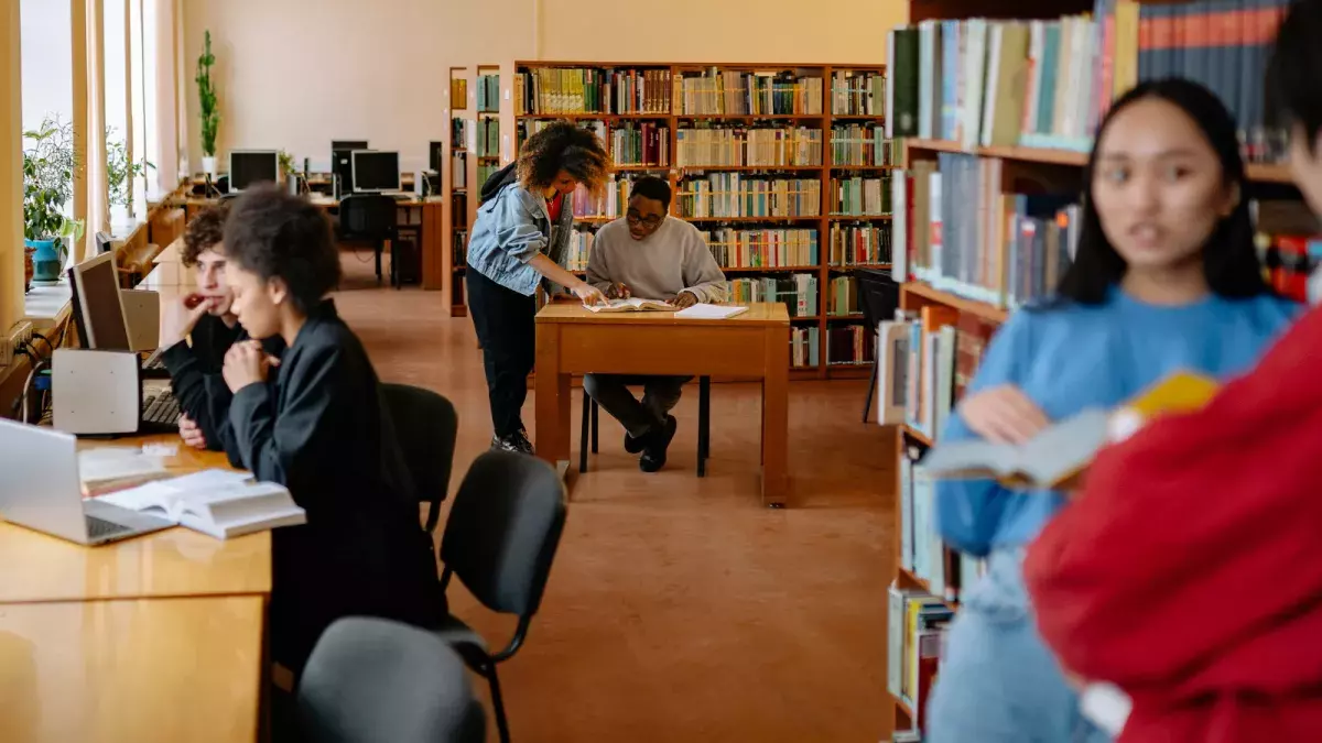 étudiants dans une bibliothèque